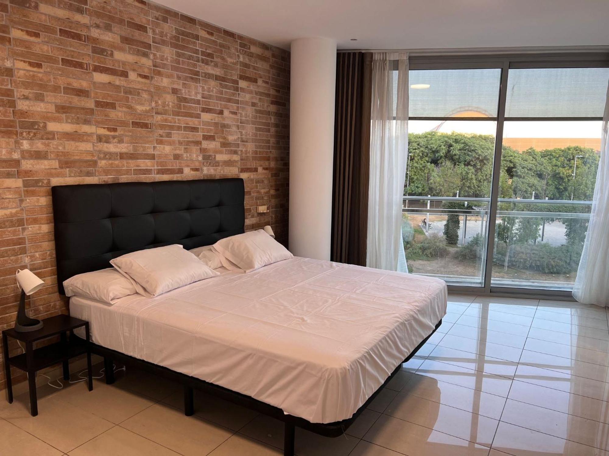 Fira Gran Via 2 - Private Rooms In A Shared Apartment - Habitaciones Privadas En Apartamento Compartido لوسبيتاليت دي يوبريغات المظهر الخارجي الصورة