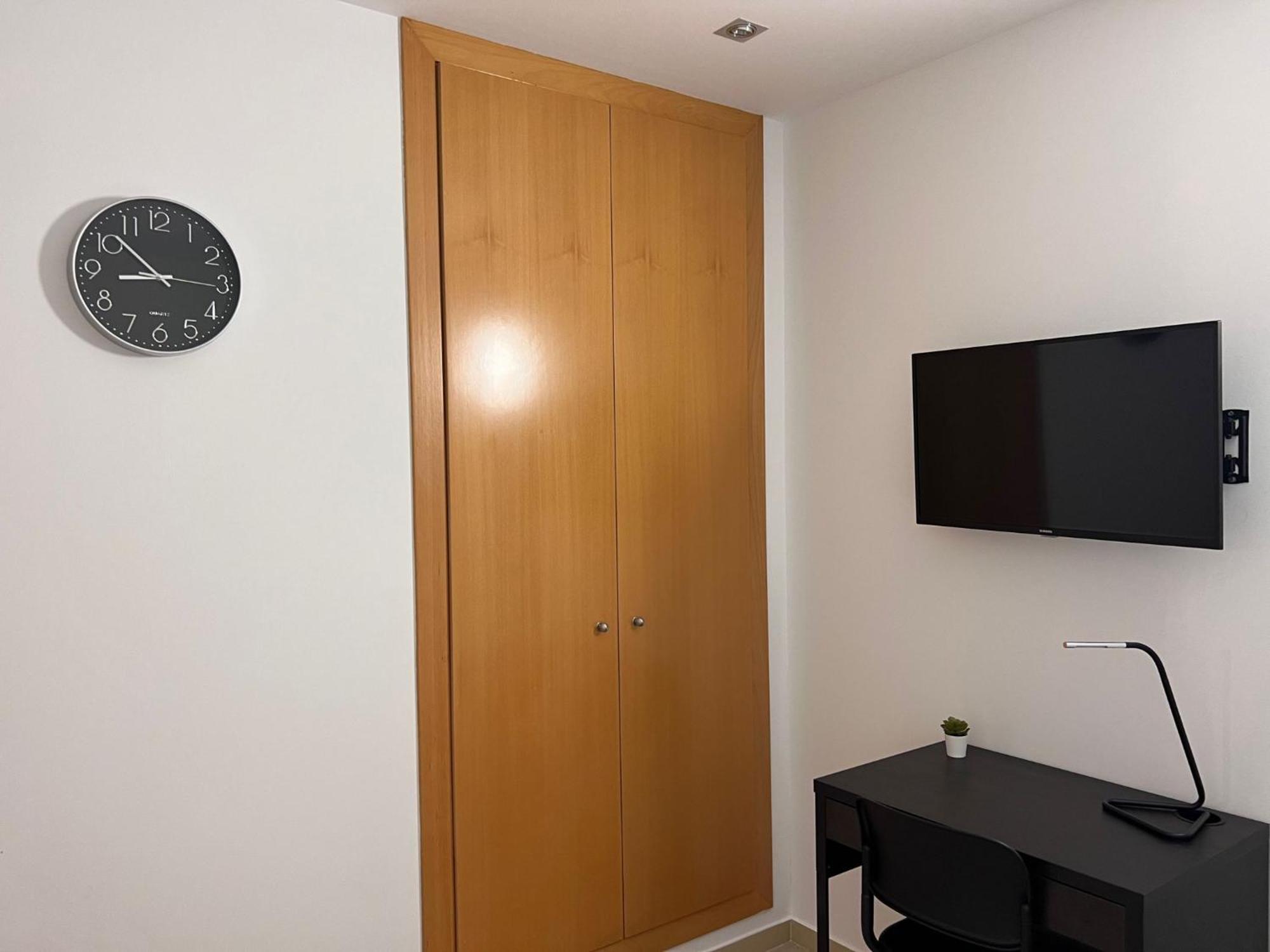 Fira Gran Via 2 - Private Rooms In A Shared Apartment - Habitaciones Privadas En Apartamento Compartido لوسبيتاليت دي يوبريغات المظهر الخارجي الصورة