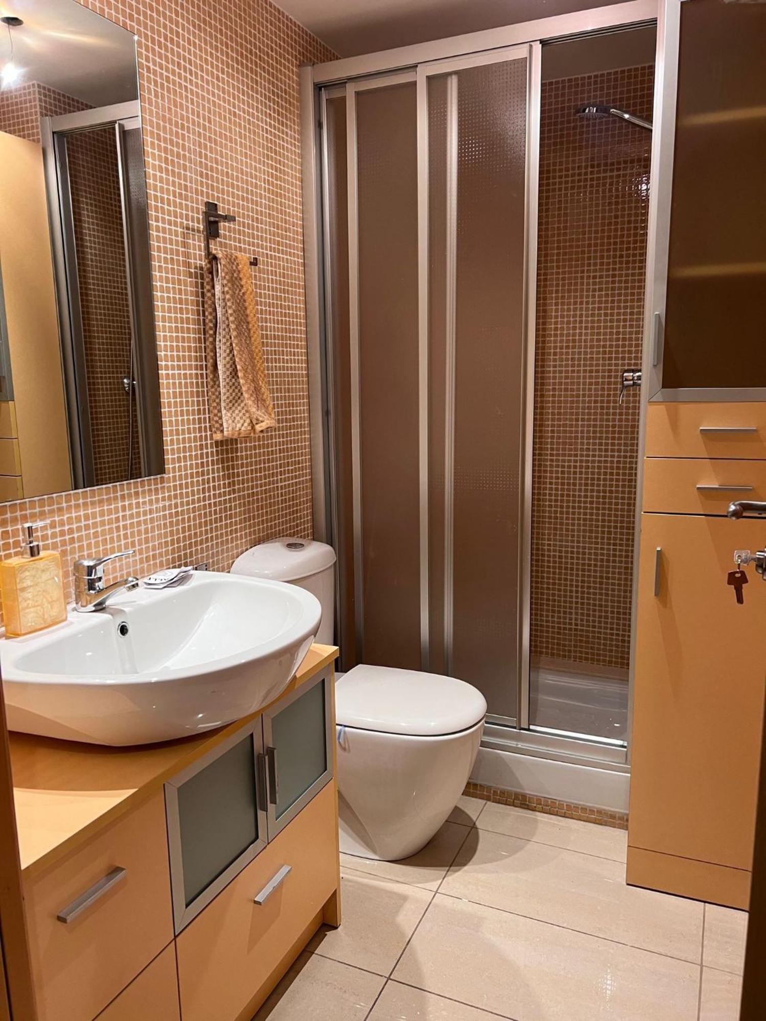 Fira Gran Via 2 - Private Rooms In A Shared Apartment - Habitaciones Privadas En Apartamento Compartido لوسبيتاليت دي يوبريغات المظهر الخارجي الصورة