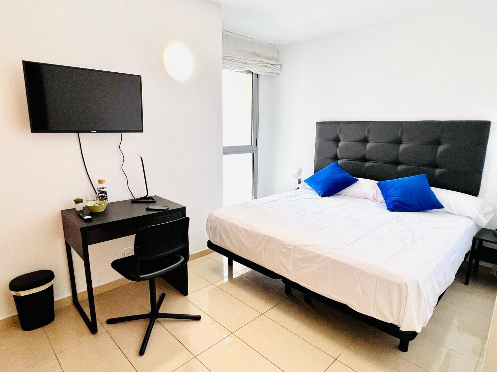 Fira Gran Via 2 - Private Rooms In A Shared Apartment - Habitaciones Privadas En Apartamento Compartido لوسبيتاليت دي يوبريغات المظهر الخارجي الصورة