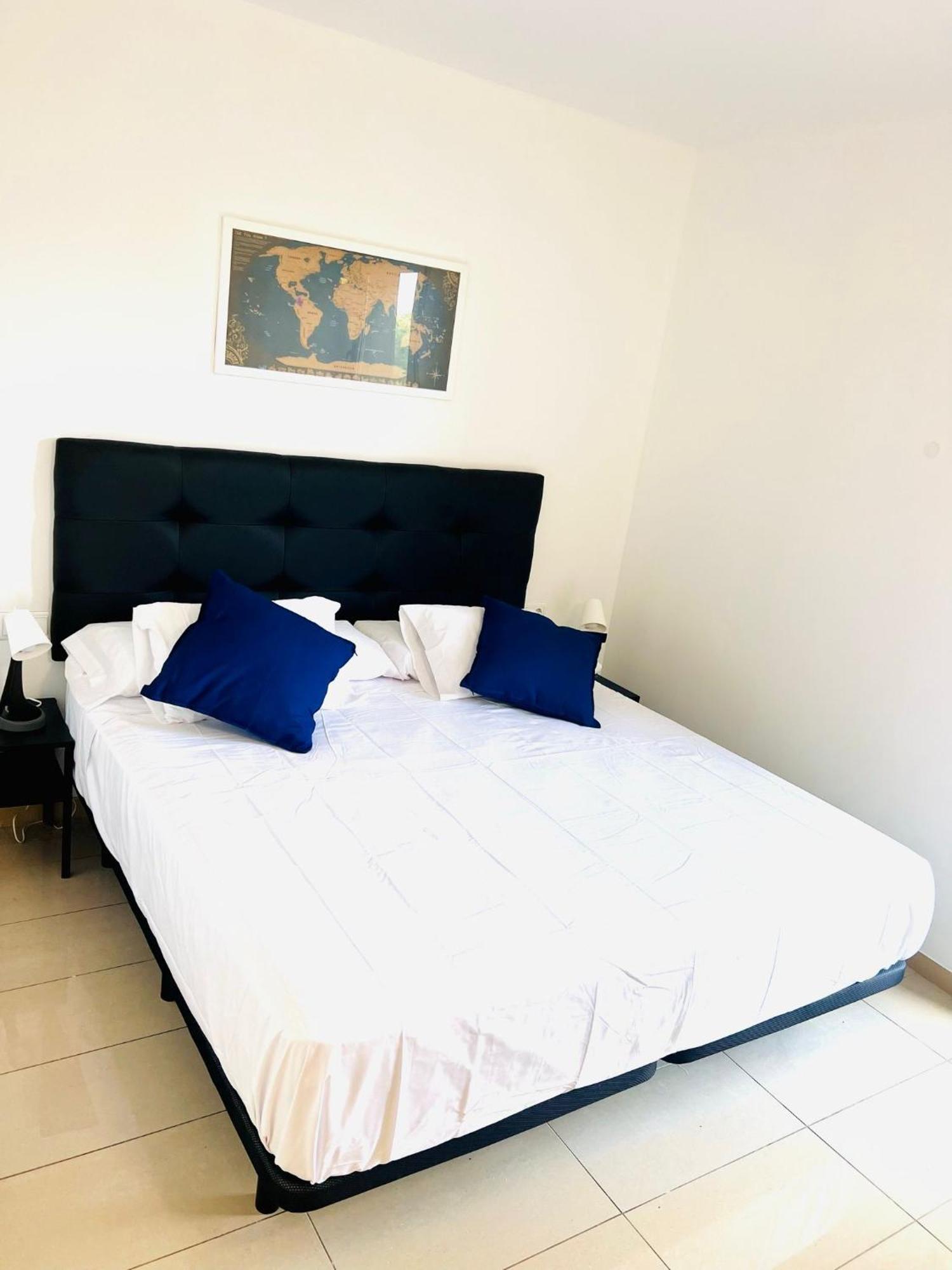 Fira Gran Via 2 - Private Rooms In A Shared Apartment - Habitaciones Privadas En Apartamento Compartido لوسبيتاليت دي يوبريغات المظهر الخارجي الصورة