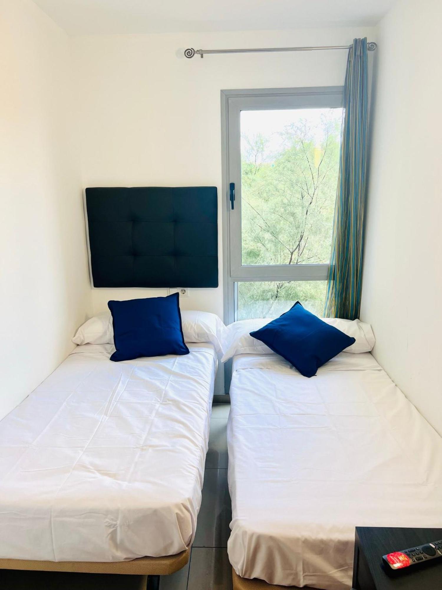 Fira Gran Via 2 - Private Rooms In A Shared Apartment - Habitaciones Privadas En Apartamento Compartido لوسبيتاليت دي يوبريغات المظهر الخارجي الصورة