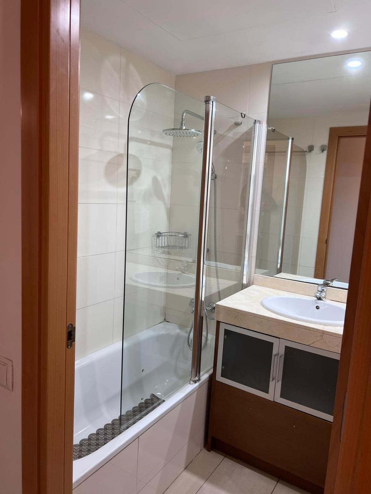 Fira Gran Via 2 - Private Rooms In A Shared Apartment - Habitaciones Privadas En Apartamento Compartido لوسبيتاليت دي يوبريغات المظهر الخارجي الصورة