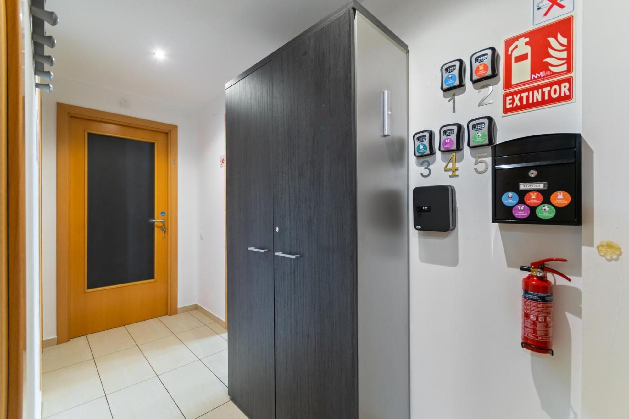 Fira Gran Via 2 - Private Rooms In A Shared Apartment - Habitaciones Privadas En Apartamento Compartido لوسبيتاليت دي يوبريغات المظهر الخارجي الصورة