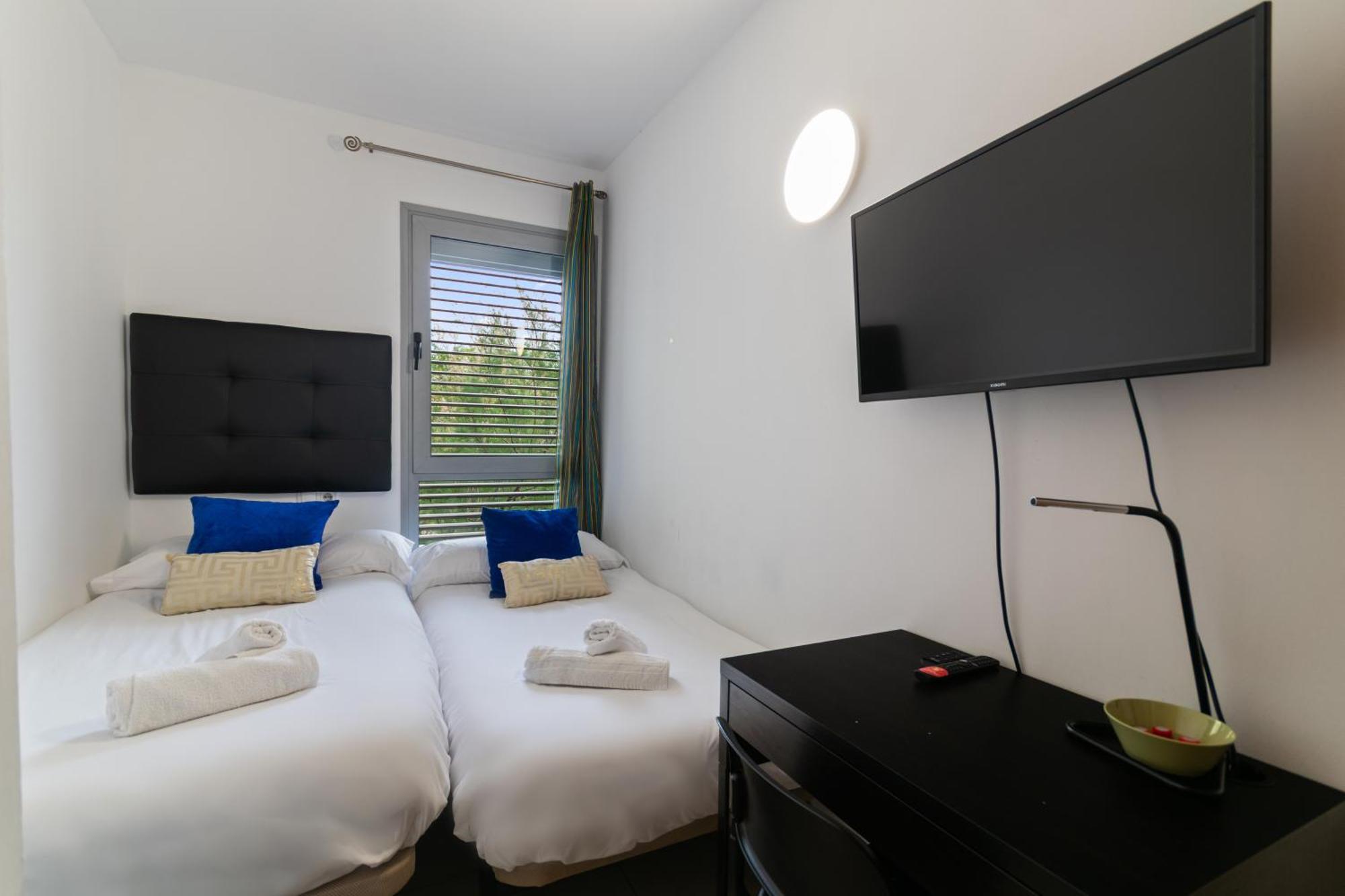 Fira Gran Via 2 - Private Rooms In A Shared Apartment - Habitaciones Privadas En Apartamento Compartido لوسبيتاليت دي يوبريغات المظهر الخارجي الصورة