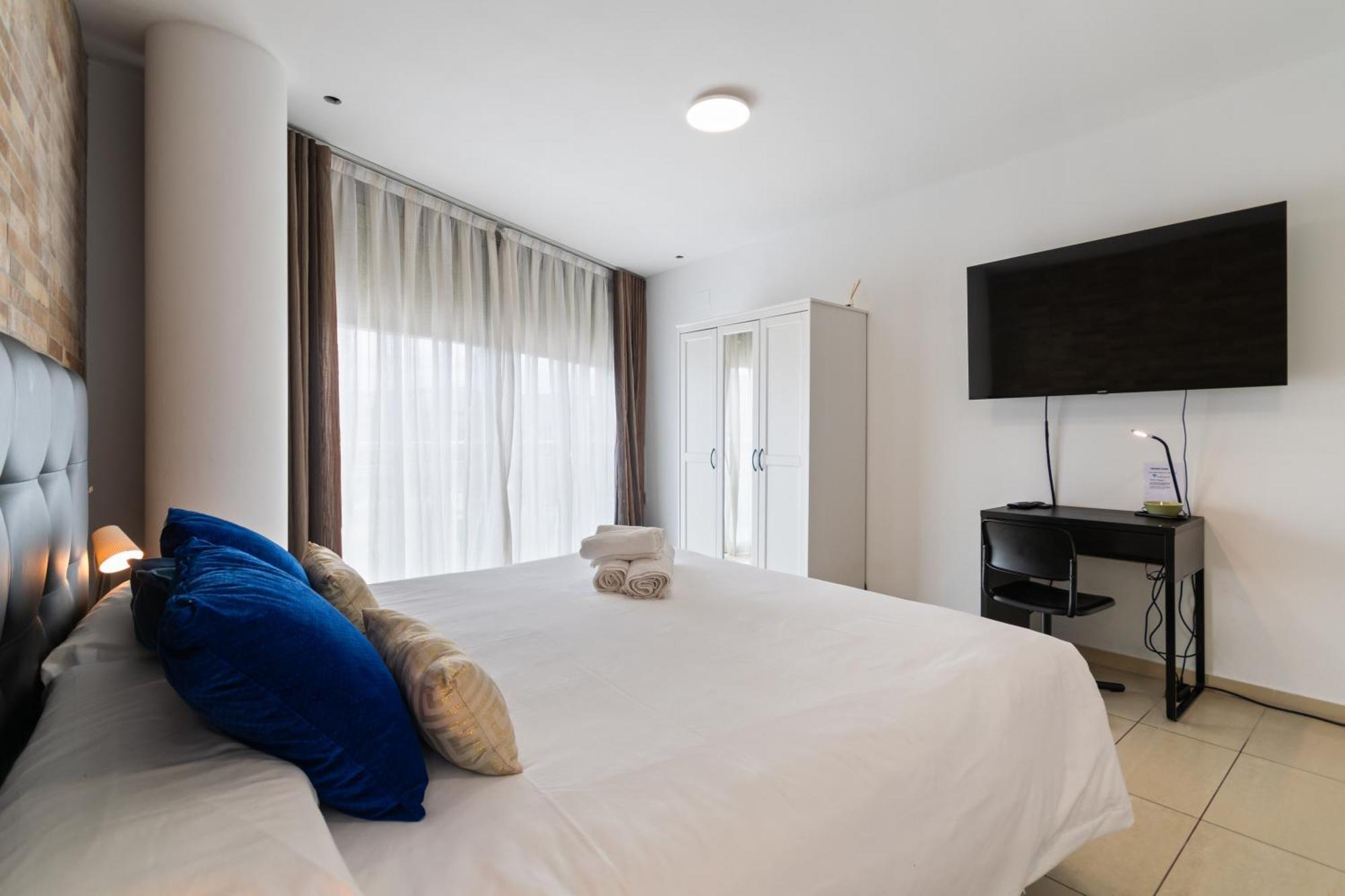Fira Gran Via 2 - Private Rooms In A Shared Apartment - Habitaciones Privadas En Apartamento Compartido لوسبيتاليت دي يوبريغات المظهر الخارجي الصورة