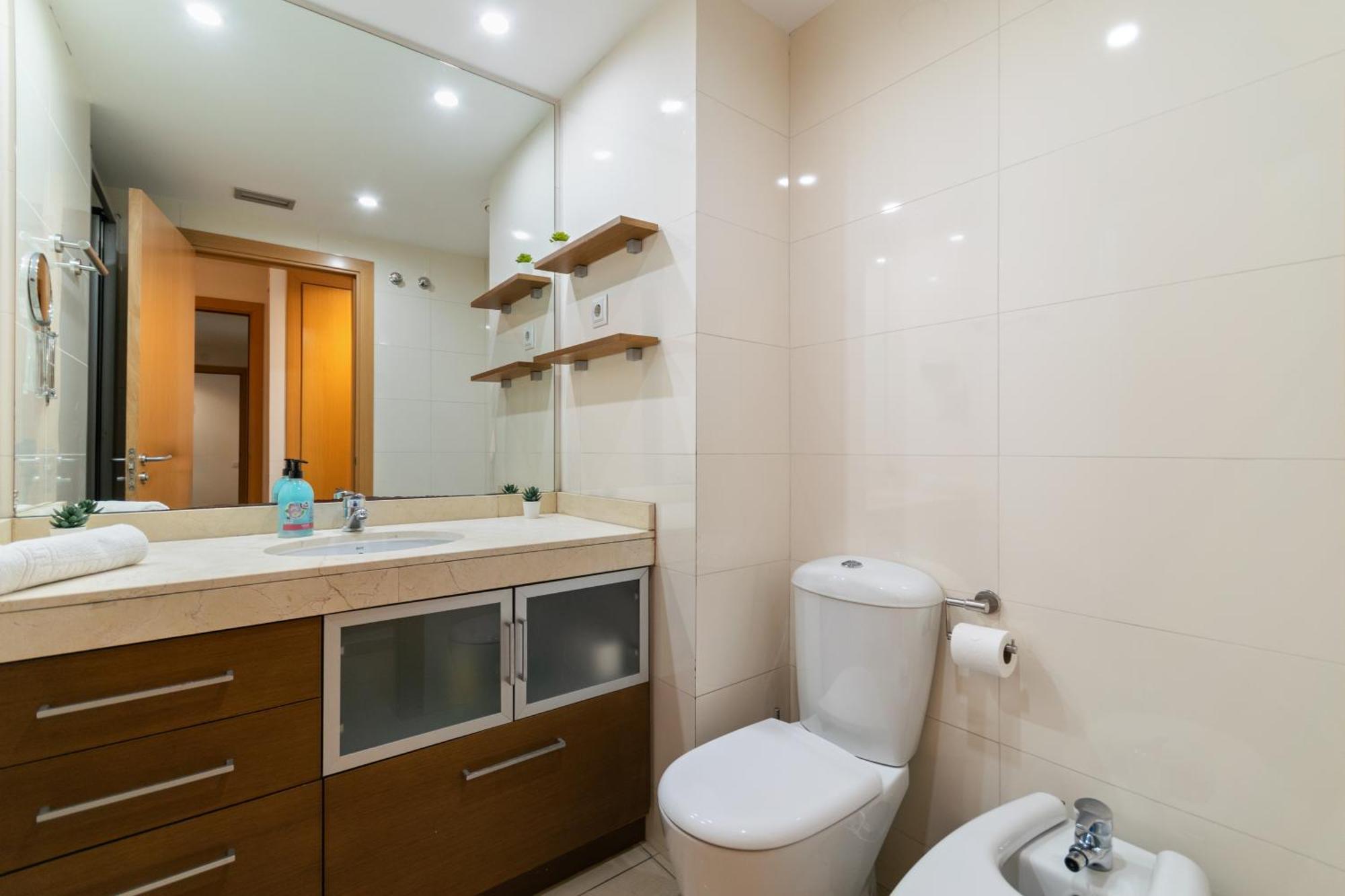 Fira Gran Via 2 - Private Rooms In A Shared Apartment - Habitaciones Privadas En Apartamento Compartido لوسبيتاليت دي يوبريغات المظهر الخارجي الصورة